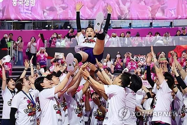 告别赛场, 奖杯光荣退 告别赛场, 奖杯光荣退