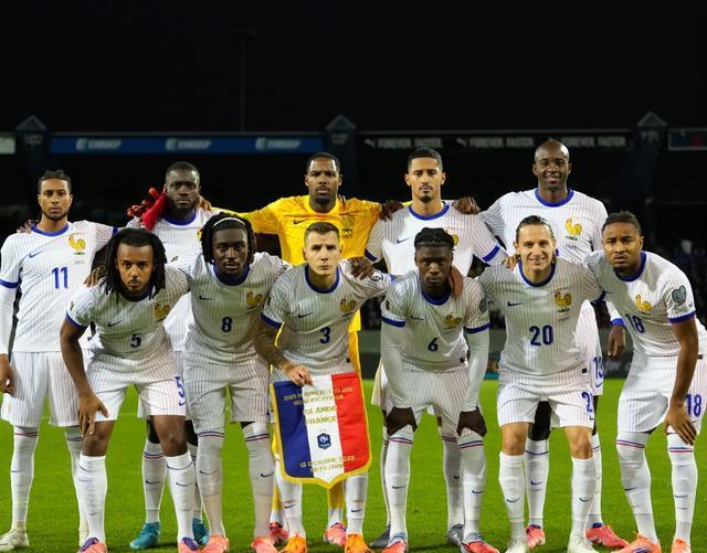 前锋马格努, 练席